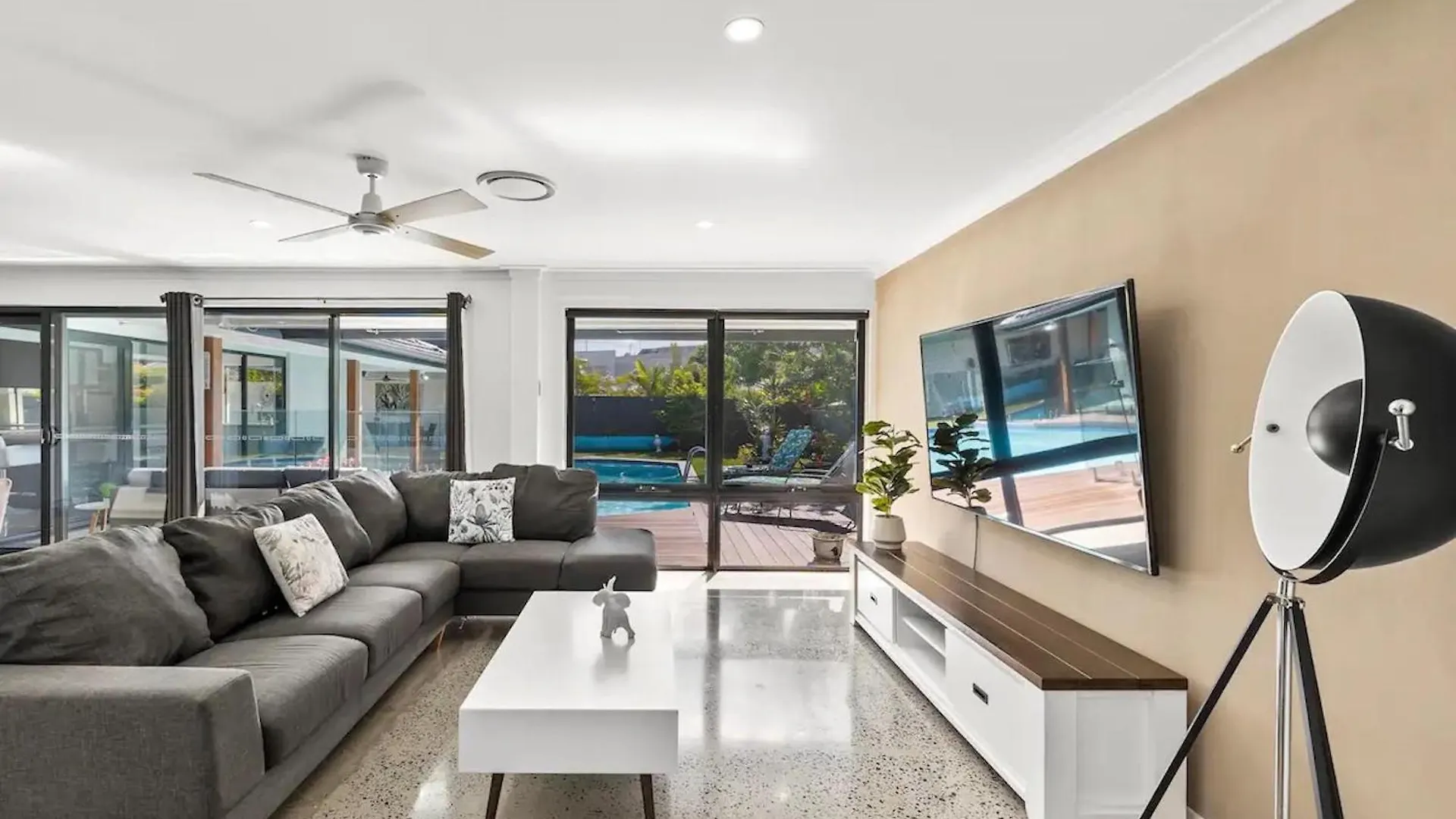 Holiday Home With Pool And Mini Golf! Gold Coast 0*,